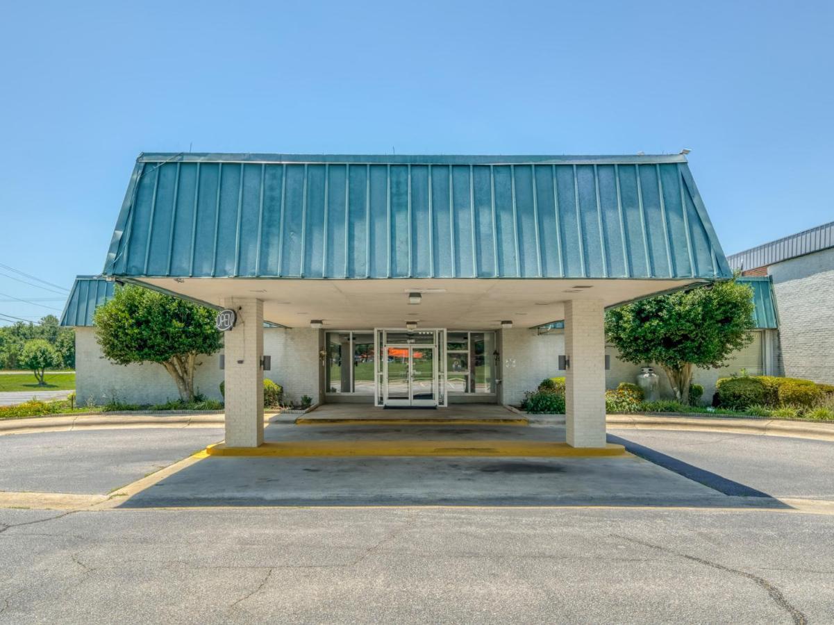 Oyo Hotel Battleboro Bagian luar foto
