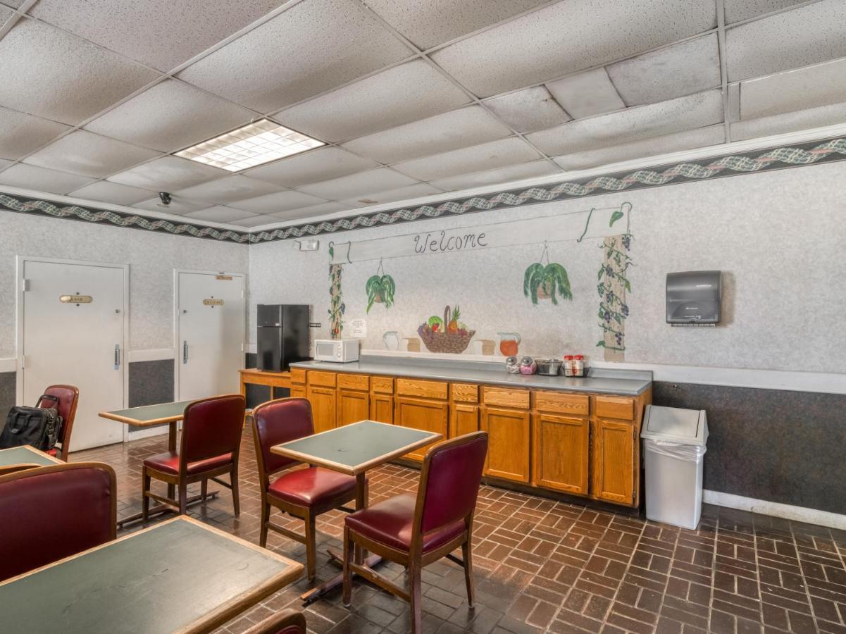 Oyo Hotel Battleboro Bagian luar foto