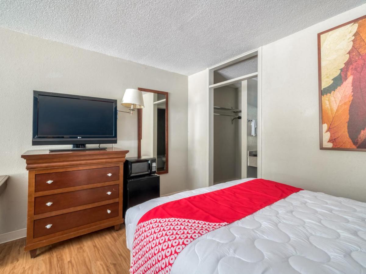 Oyo Hotel Battleboro Bagian luar foto